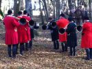 les cors sonnent devant la grotte